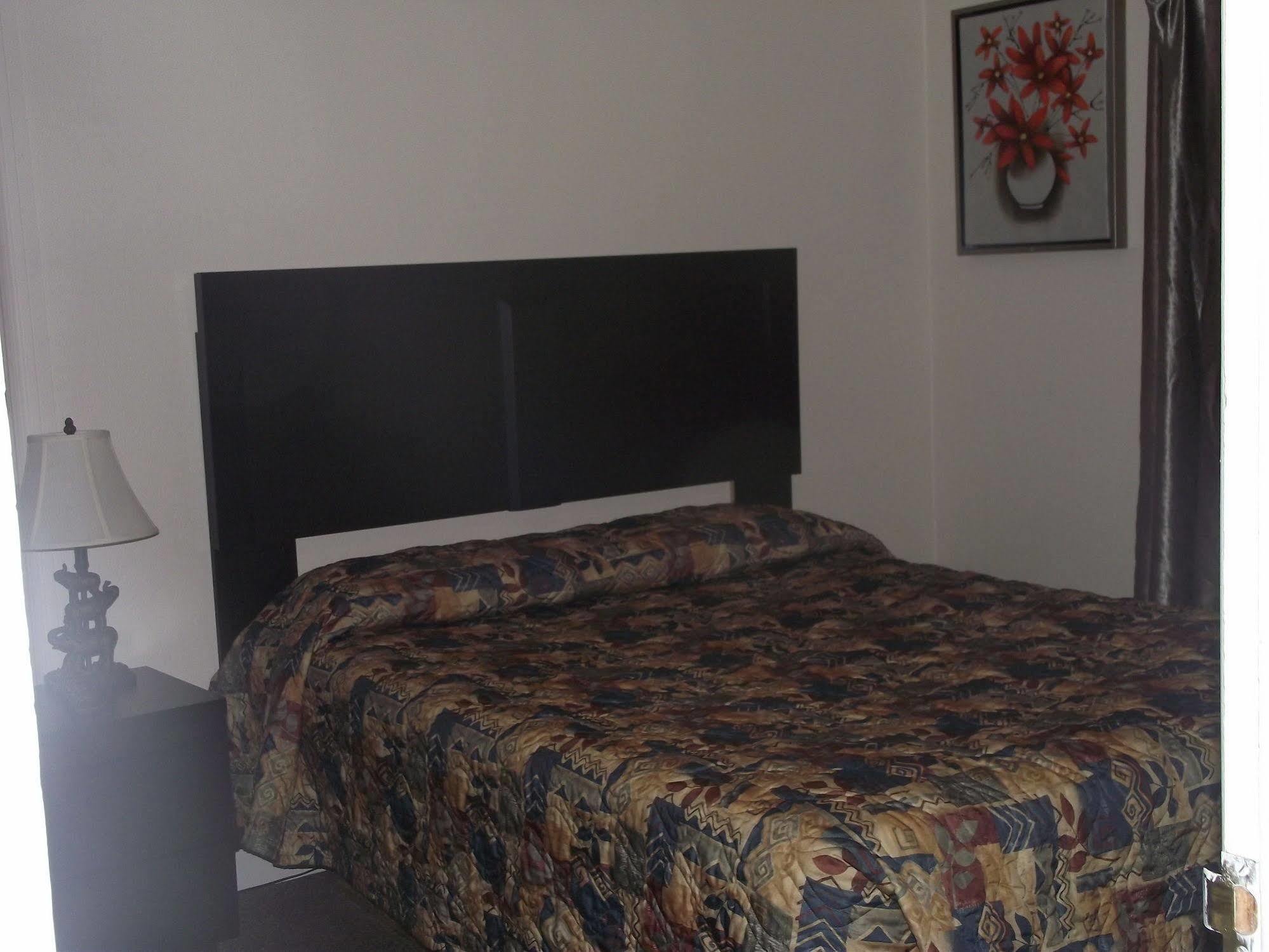 Stratford Motel Уайтхорс Екстериор снимка